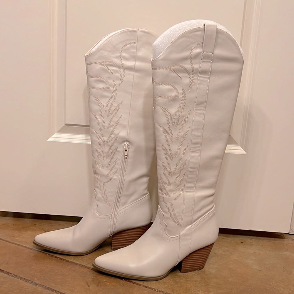 NWOT Qupid Cowgirl/Cowboy Heeled Western Boot. 2.5in heel. Size 8.
